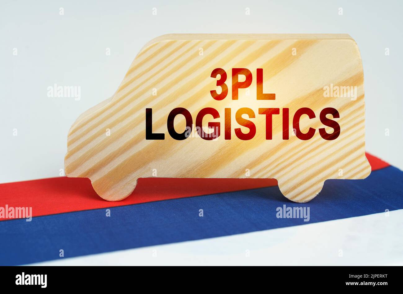 Le concept du transport de marchandises et de la logistique. Sur le drapeau de la Russie il y a un camion avec l'inscription - 3PL logistique. Texte en russe Banque D'Images