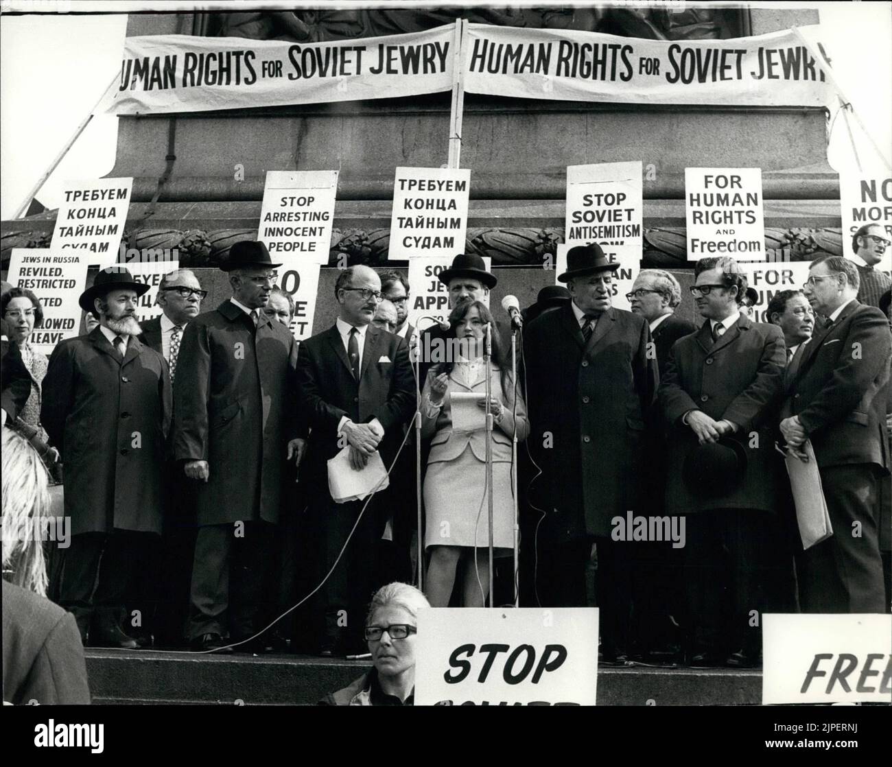 05 mai 1971 - manifestation de masse sur la place Tralfalgar contre les traces de spectacle soviétique contre les Juifs en Russie : Une manifestation de masse a eu lieu cet après-midi sur la place Trafalgar, organisée par le Conseil des députés du juif britannique et l'Association des ex-militaires juifs pour arrêter les procès-spectacles soviétiques des juifs qui ont été amenés au ''procès'' à Leningrad, Riga, Odessa, et Kichinev. L'un des principaux orateurs était Lena Volkova, chef juif de Kharkov, URSS, et aussi le chef Rabbin, Lord Soper, PatrickkCormac, député (secrétaire du Groupe parlementaire anglo-soviétique) et d'autres personnalités de premier plan. PH Banque D'Images