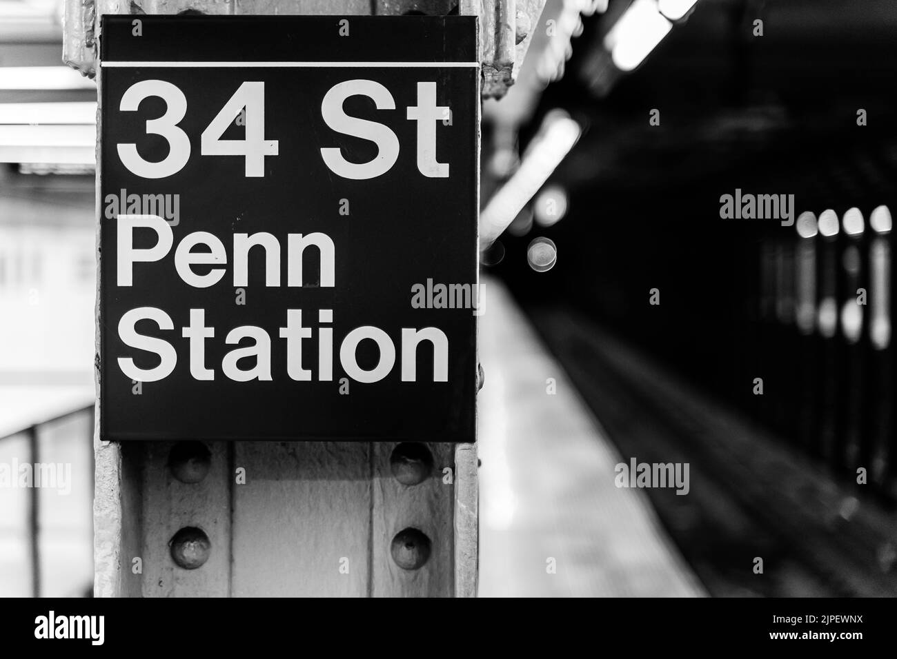 Une photo en niveaux de gris de la station 34 St Penn Station à New York Subway Banque D'Images