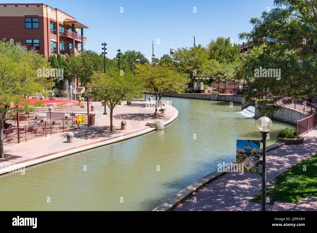 Pueblo, Colorado - 12 août 2022 : la promenade le long de la rivière Arkansas à Pueblo, Colorado, est un excellent exemple de revitalisation urbaine. Banque D'Images