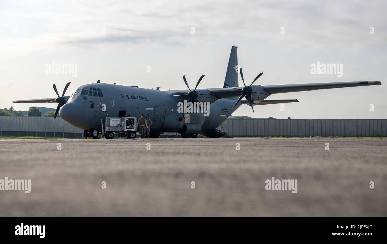 Un Super Hercules C-130J de la Force aérienne des États-Unis affecté à l'escadron de transport aérien 36th est stationné sur la ligne de vol pendant l'exercice Pacific Angel à la base aérienne de Subang, en Malaisie, le 15 août 2022. Les objectifs de Pacific Angel sont de faciliter la coopération et d'améliorer l'interopérabilité entre la US Air Force et les forces alliées par le biais d'échanges d'experts en la matière et d'exercices de soutien humanitaire. (É.-U. Photo de la Force aérienne par le premier Airman Jessi Roth) Banque D'Images