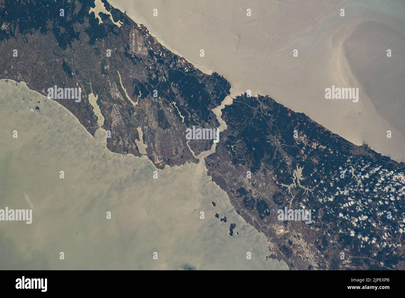 Atmosphère terrestre. 30th juillet 2022. La ville d'Istanbul, en Turquie, est séparée par le détroit du Bosphore et se trouve entre la mer Noire (en haut) et la mer de Marmara (en bas) dans cette photo de la Station spatiale internationale telle qu'elle était en orbite à 259 miles au-dessus. Credit: NASA/ZUMA Press Wire Service/ZUMAPRESS.com/Alamy Live News Banque D'Images