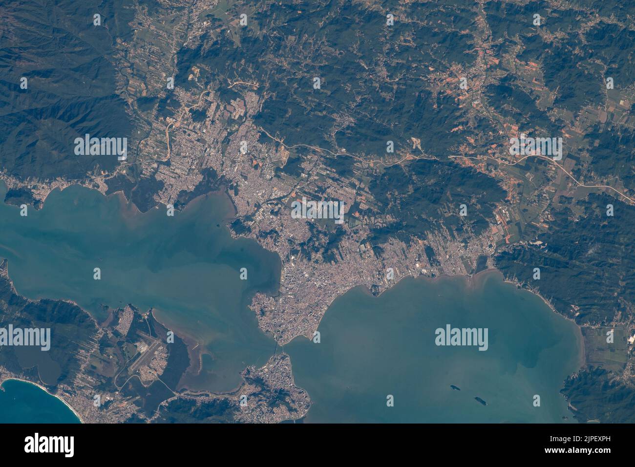 Atmosphère terrestre. 31st juillet 2022. Les villes de San José (en haut) et Floriana (en bas) au Brésil sont reliées entre les baies du Nord et du Sud dans cette photo de la Station spatiale internationale comme il a orbital 264 miles au-dessus. Credit: NASA/ZUMA Press Wire Service/ZUMAPRESS.com/Alamy Live News Banque D'Images