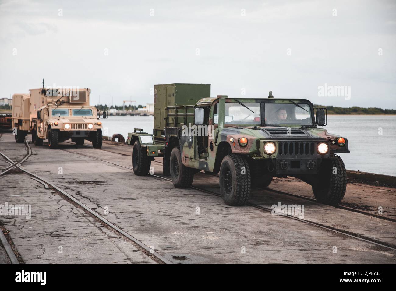 Les Marines des États-Unis, avec 2nd Transportation Battalion, combat Logistics Regiment 27, 2nd Marine Logistics Group, se préparent à charger des véhicules tactiques sur des wagons de chemin de fer à Morehead City, Caroline du Nord, le 16 août 2022. Le 2nd Bataillon de soutien à l'atterrissage et le 2nd Bataillon des transports ont mené des opérations de tête de chemin de fer de 15 août à 22 août afin de livrer de l'équipement et des véhicules pour le prochain cours d'instructeur d'armes et de tactiques (WTI) 1-23 à Yuma, en Arizona. (É.-U. Photo du corps marin par lance Cpl. Meshaq Hylton) Banque D'Images