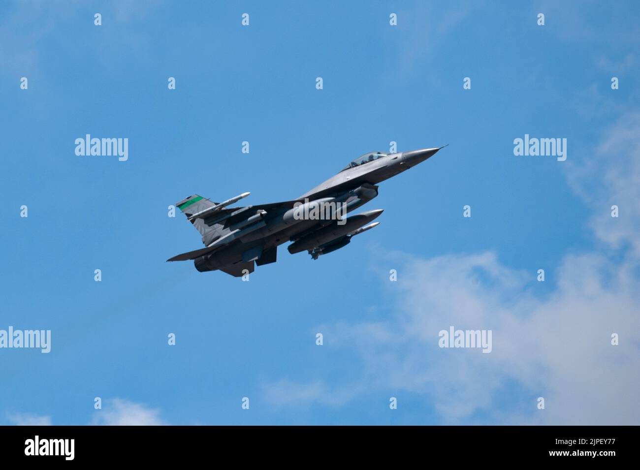 Un F-16 Fighting Falcons de la Force aérienne des États-Unis affecté à la 180th Fighter Wing Wing de la Garde nationale de l’Ohio, prend son envol pour une mission d’entraînement, le 16 août 2022, à Swanton, en Ohio. Volant du faucon de combat F-16cm de Lockheed Martin, un avion de chasse multirôle équipé de moteurs Pratt et Whitney F100-PW-229, le 180FW a accès à l'espace aérien militaire et aux champs de tir air-sol adaptés aux capacités du F-16. Le complexe aérien d'Alpena, l'espace aérien du Michigan et de Buckeye, en Ohio, sont supersoniques, capables de produire des balles/torches avec interception radar complète de contrôle au sol, ou capables de GCI et Link-16. (Air National Banque D'Images