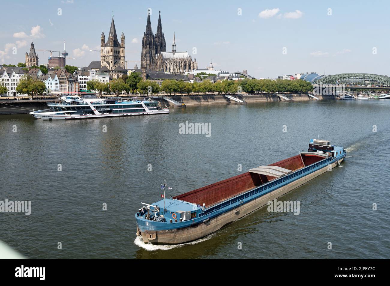Cologne, Allemagne 16 août 2022: Un cargo vide navigue sur le rhin à cologne à faible niveau d'eau Banque D'Images