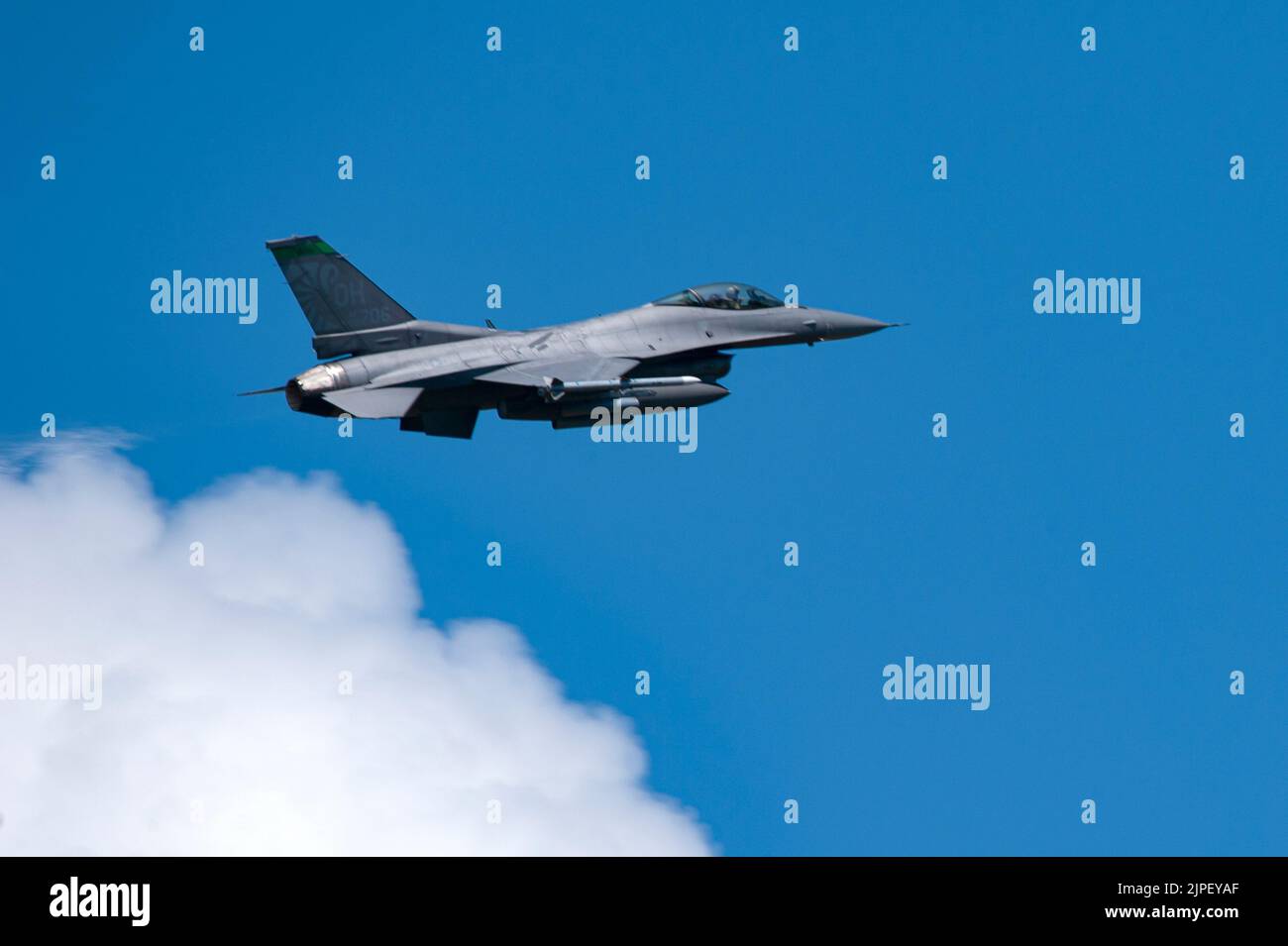 Un F-16 Fighting Falcons de la Force aérienne des États-Unis affecté à la 180th Fighter Wing Wing de la Garde nationale de l’Ohio, prend son envol pour une mission d’entraînement, le 16 août 2022, à Swanton, en Ohio. Volant du faucon de combat F-16cm de Lockheed Martin, un avion de chasse multirôle équipé de moteurs Pratt et Whitney F100-PW-229, le 180FW a accès à l'espace aérien militaire et aux champs de tir air-sol adaptés aux capacités du F-16. Le complexe aérien d'Alpena, l'espace aérien du Michigan et de Buckeye, en Ohio, sont supersoniques, capables de produire des balles/torches avec interception radar complète de contrôle au sol, ou capables de GCI et Link-16. (Air National Banque D'Images