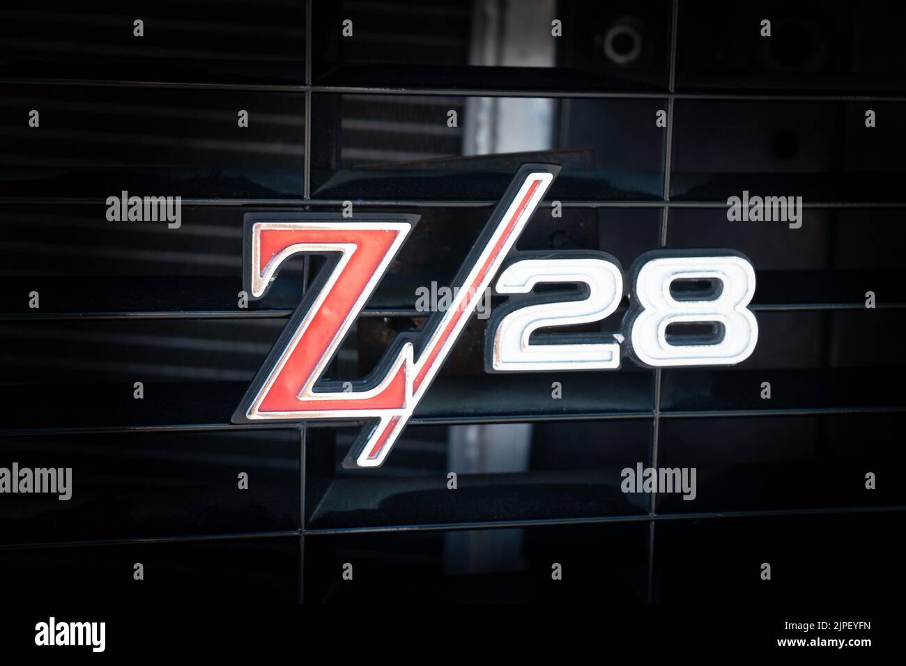 Loveland, Colorado - 9 juillet, 2022 : emblème de calandre avant d'une Camaro Z/28 de Chevrolet au salon de l'auto classique de Loveland Banque D'Images