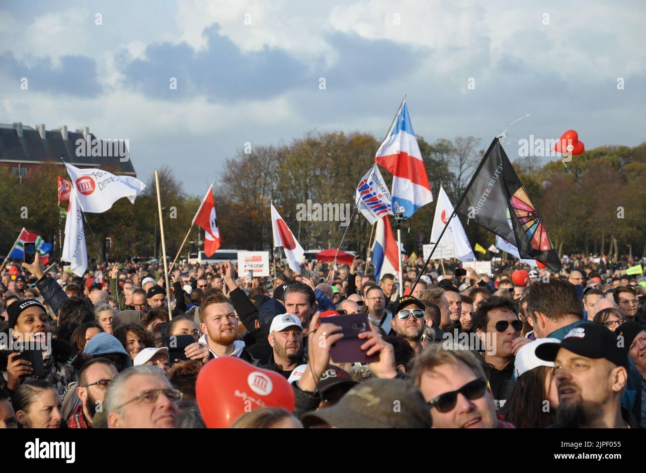 07-11-2021 la Haye, les pays-Bas.anti corona mesure la protestation.plus de 20,000 personnes se sont rassemblées au Mallieveld,étaient-elles écoutées par les discours de la FVD et d'autres groupes.après qu'elles ont défilé pacifiquement à travers la Haye Banque D'Images