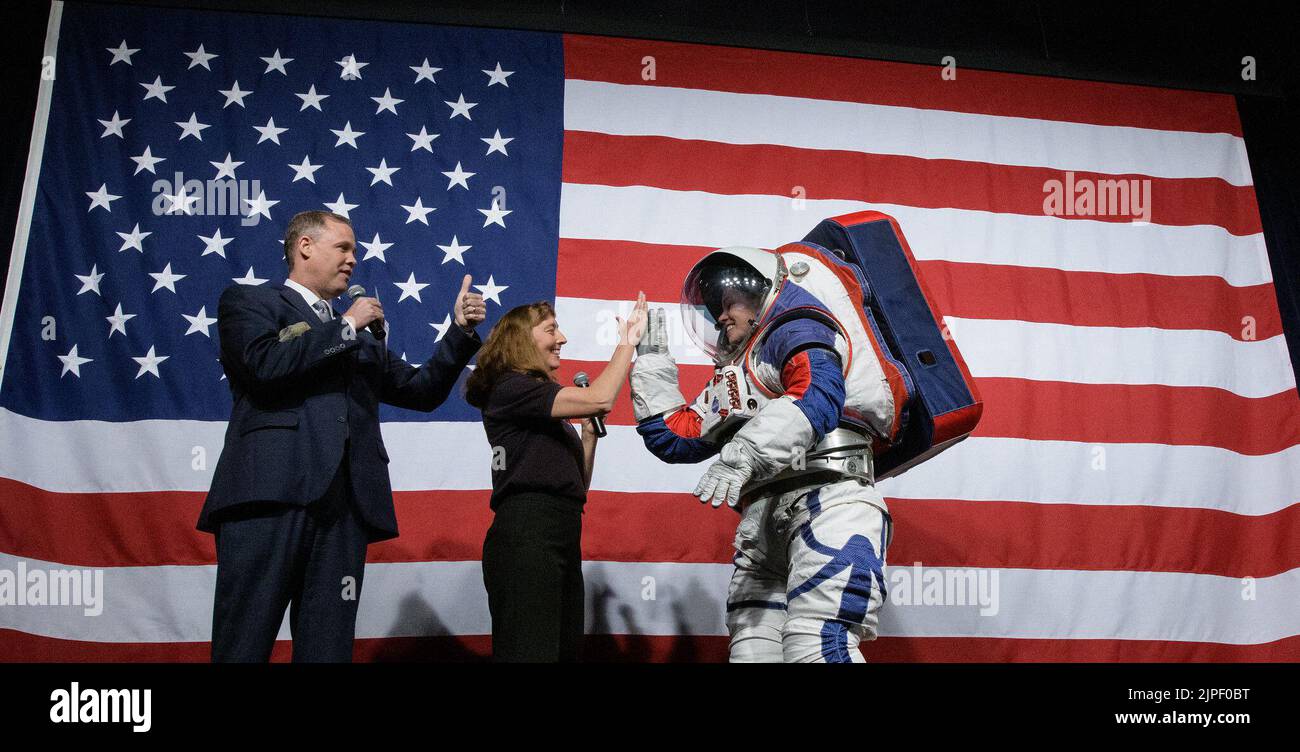 15 octobre 2019, Washington, District de Columbia, États-Unis : l'administrateur de la NASA, Jim Bridenstine, à gauche, donne un pouce comme Amy Ross, un ingénieur de l'espace au centre spatial Johnson de la NASA, Kristine Davis, un ingénieur de l'espace au centre spatial Johnson de la NASA, Portant un prototype au sol de la nouvelle unité de mobilité Extravehiculaire d'exploration (xEMU) de la NASA, après une démonstration de la mobilité améliorée des costumes, le mardi 15 octobre 2019 au siège de la NASA à Washington. Le costume xEMU s'améliore sur les costumes précédemment portés sur la Lune pendant l'ère Apollo et ceux actuellement utilisés pour les sorties spatiales Banque D'Images