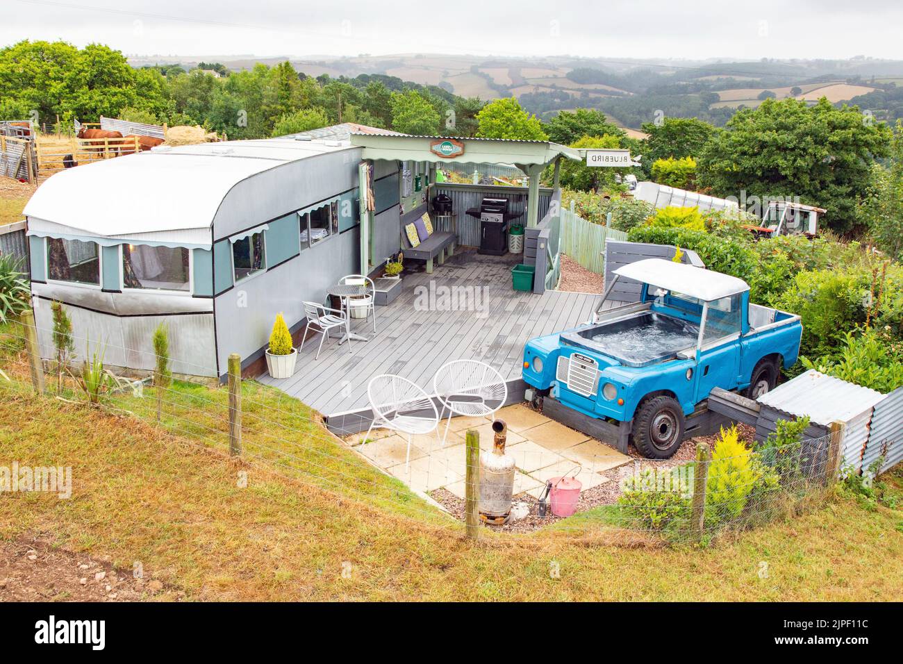 Bain à remous Land Rover, Bluebird Caravan, High Bickington, North Devon, Angleterre, Royaume-Uni. Banque D'Images