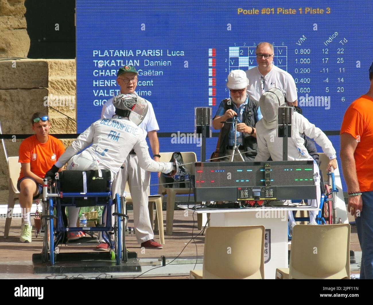 La technologie moderne, y compris la fixation pour fauteuil roulant handifix, est évidente dans le sport d'escrime pour personnes handicapées lors des championnats français de 2022 à Orange. Banque D'Images