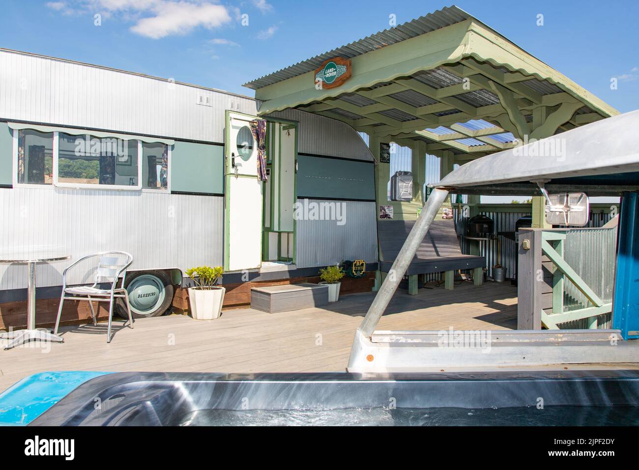 Bain à remous Land Rover, Bluebird Caravan, High Bickington, North Devon, Angleterre, Royaume-Uni. Banque D'Images