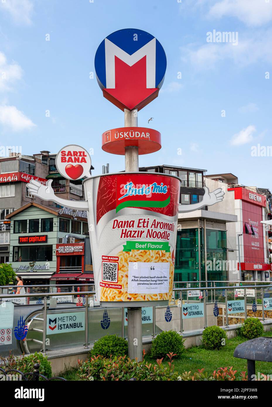 Entrée de la station de métro Uskudar et panneau sur le poteau avec installation instantanée de paquet de nouilles, Istanbul, Turquie Banque D'Images