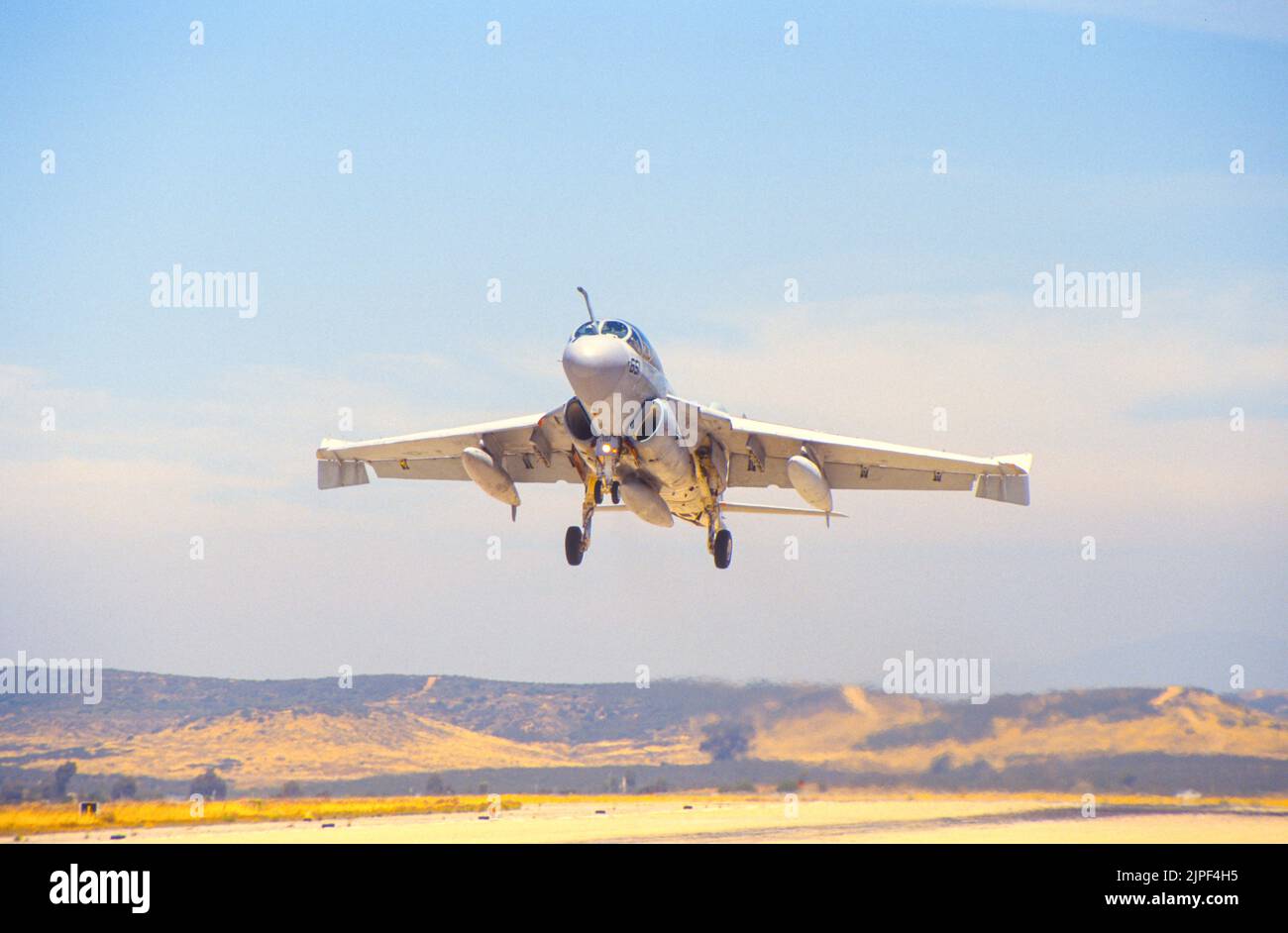 Grumman EA-6B Prowler en finale pour l'atterrissage à NAS Miramar, à San Diego, Californie Banque D'Images