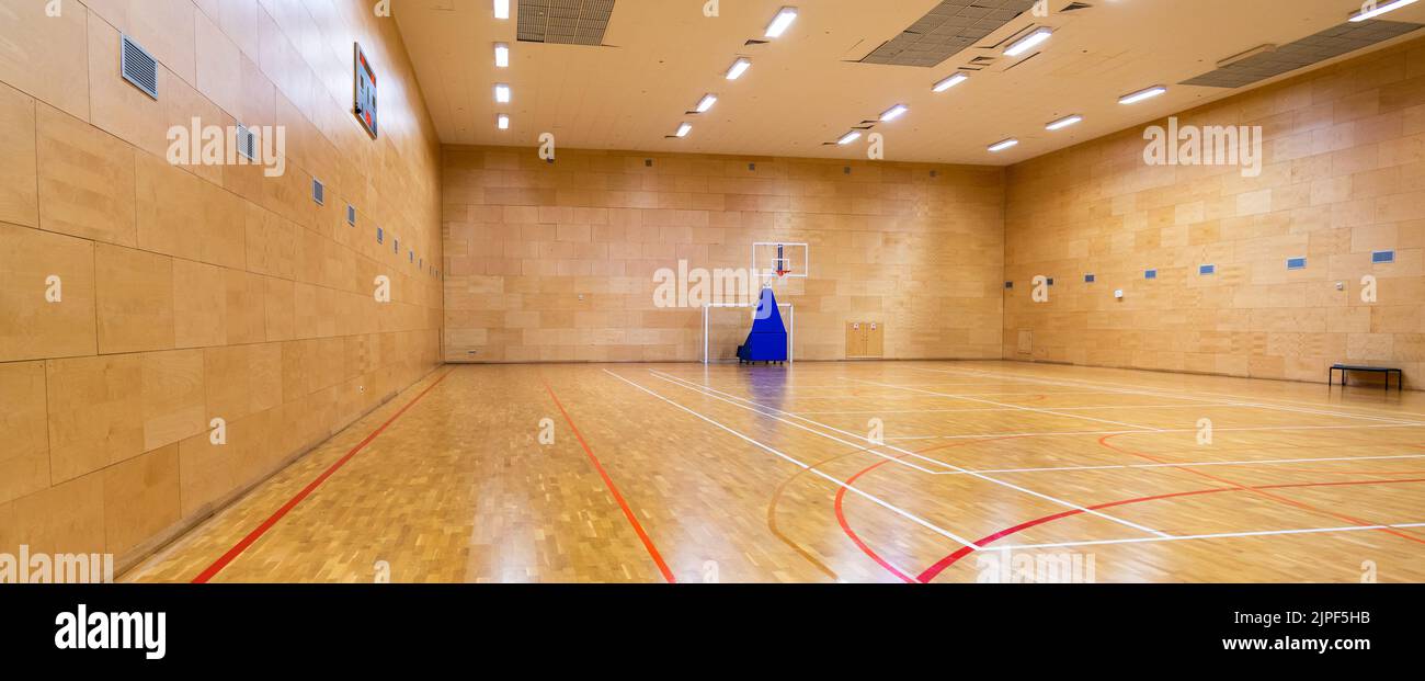Salle de sport vide pour jouer au basket-ball vue du coin Banque D'Images