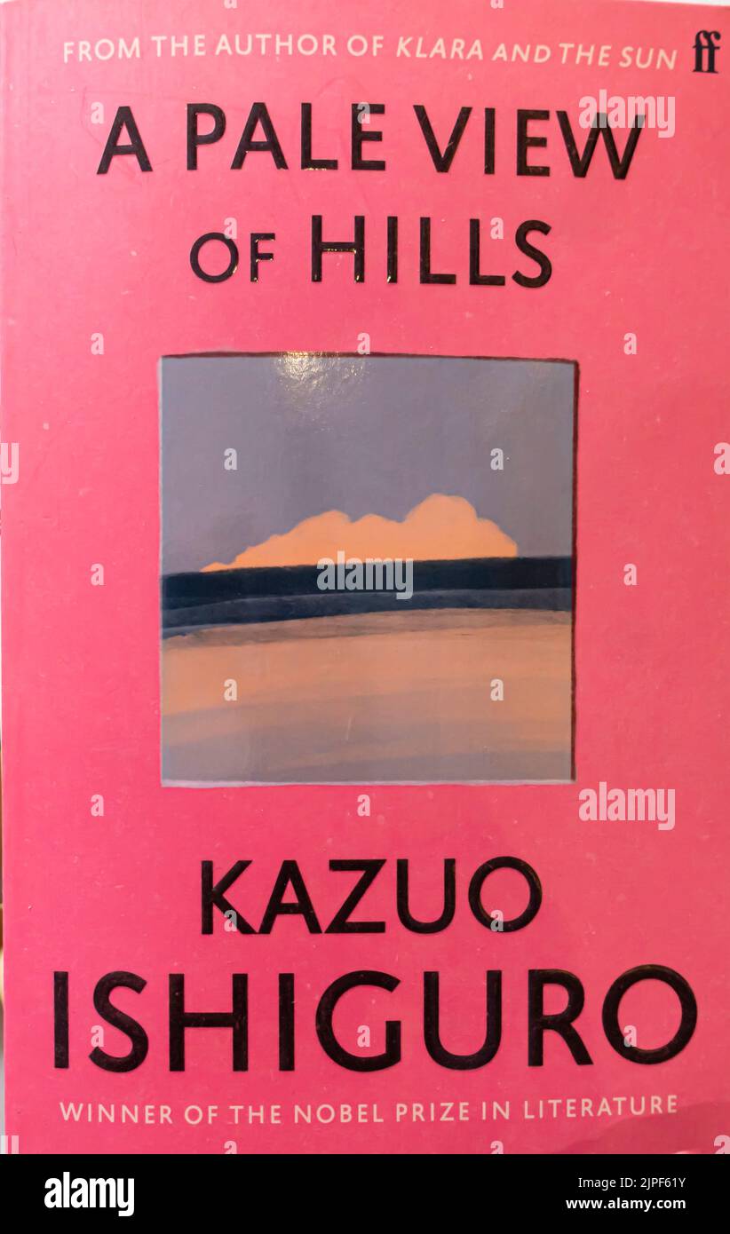 A Pale View of Hills - Premier roman de Kazuo Ishiguro - 1982 - couverture de livre Banque D'Images