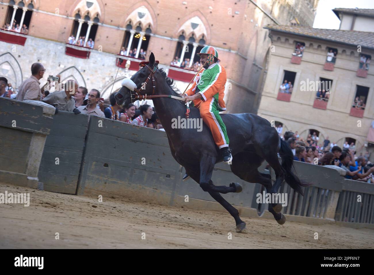 Jockeys concourent à la course hippique historique Palio di Siena 2022 sur 17 août 2022 à Sienne, Italie Banque D'Images