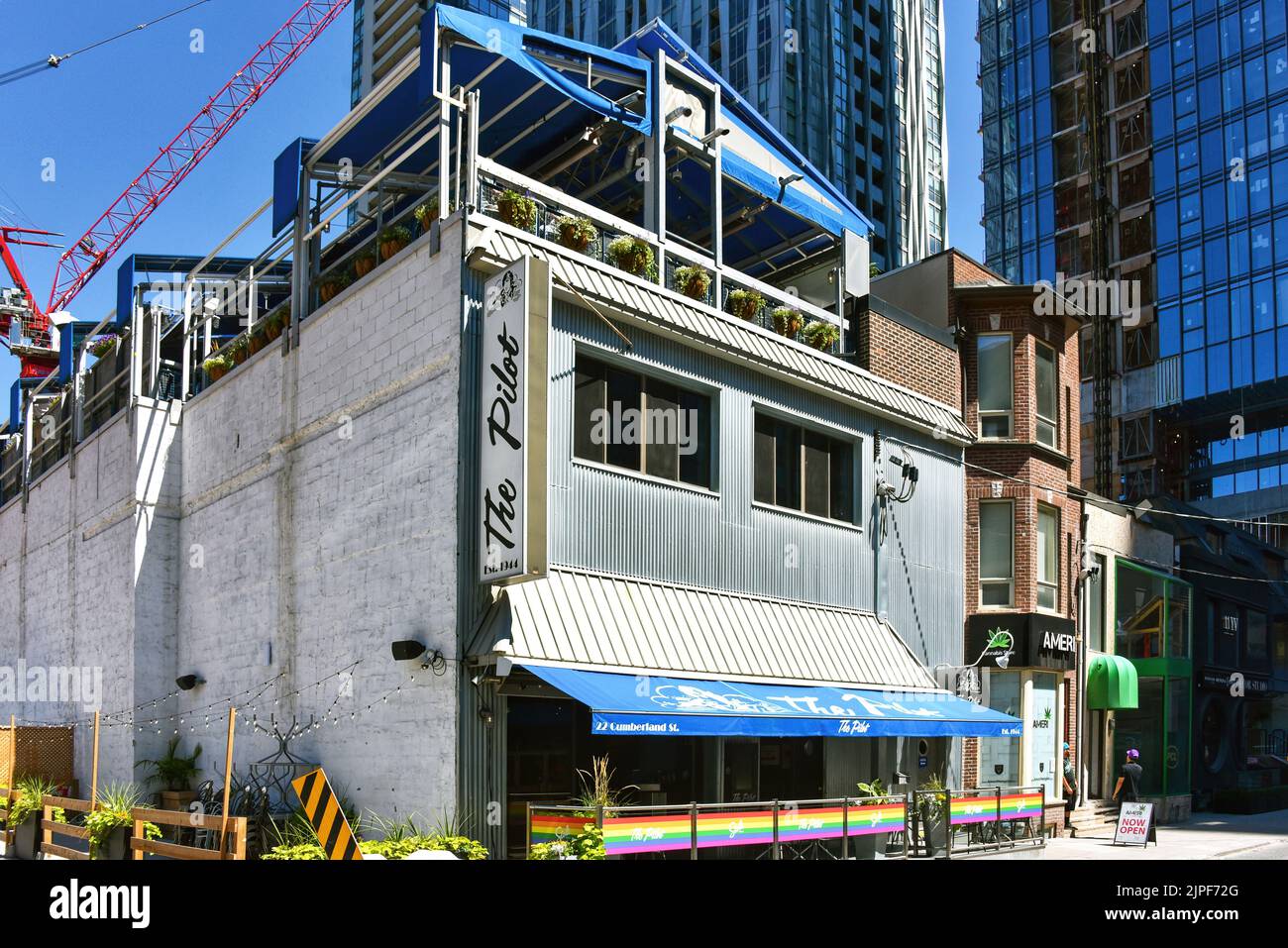 Toronto, Canada - 12 août 2022 : le pilote est une taverne populaire avec terrasse sur le toit à Yorkville, une région qui voit actuellement beaucoup de travaux Banque D'Images