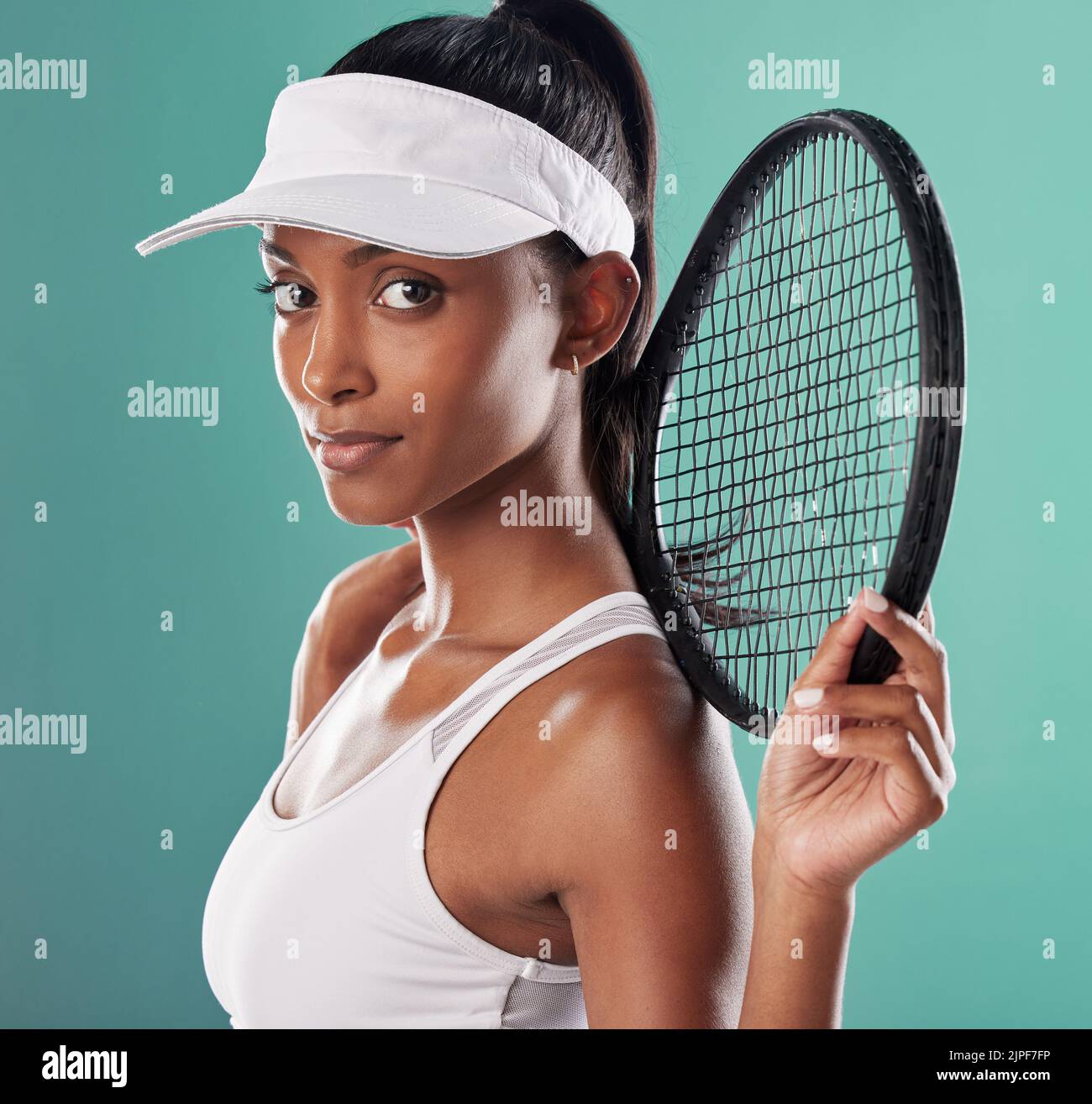 Femme déterminée et motivée joueur de tennis, athlète et personne sportive. Portrait d'une fille compétitive, saine et sérieuse avec l'autonomisation des femmes et Banque D'Images