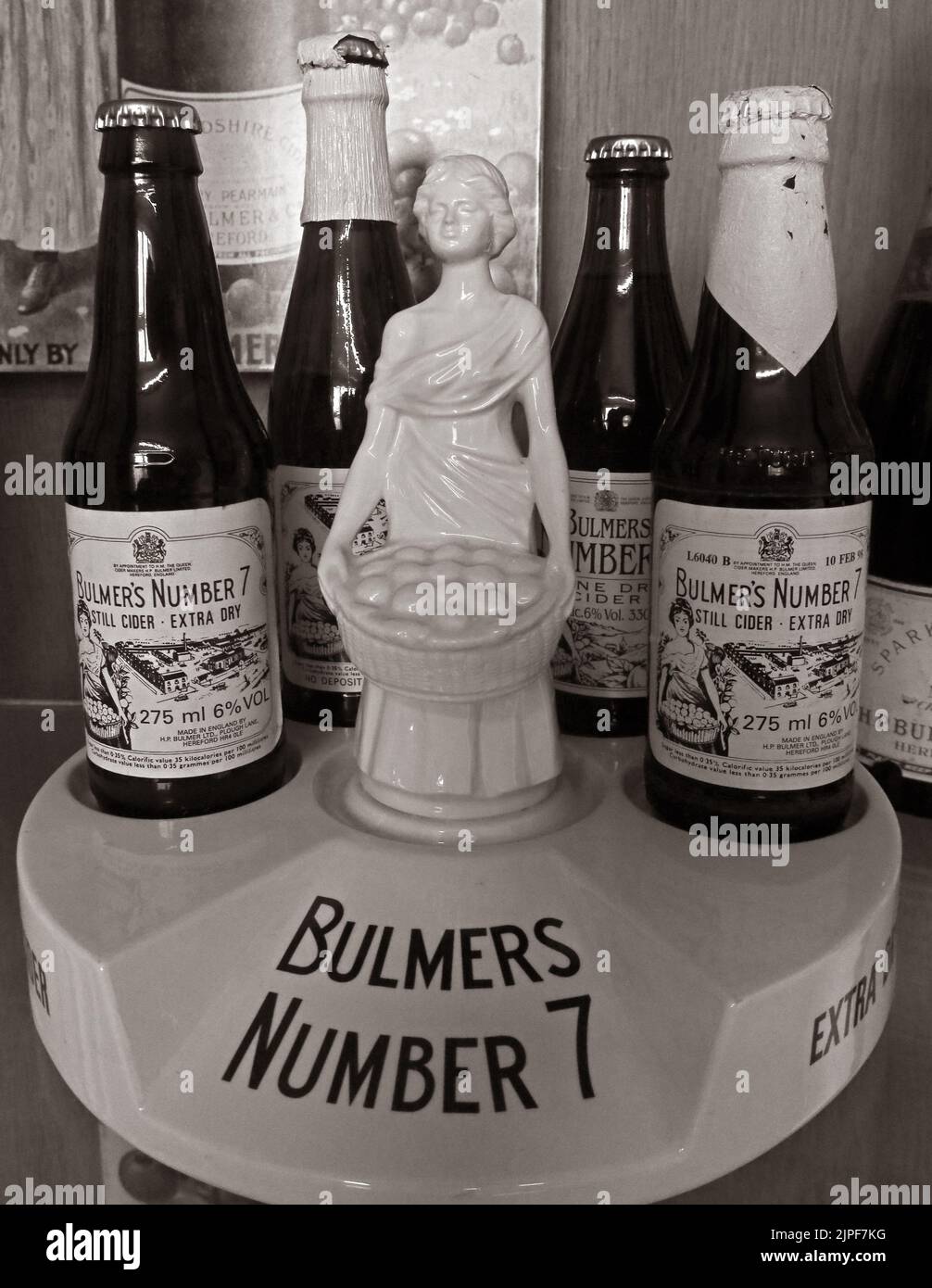 Bulmers Numéro 7 exposition de cidre, base en céramique, femme et bouteille de cidre extra sec historique Banque D'Images