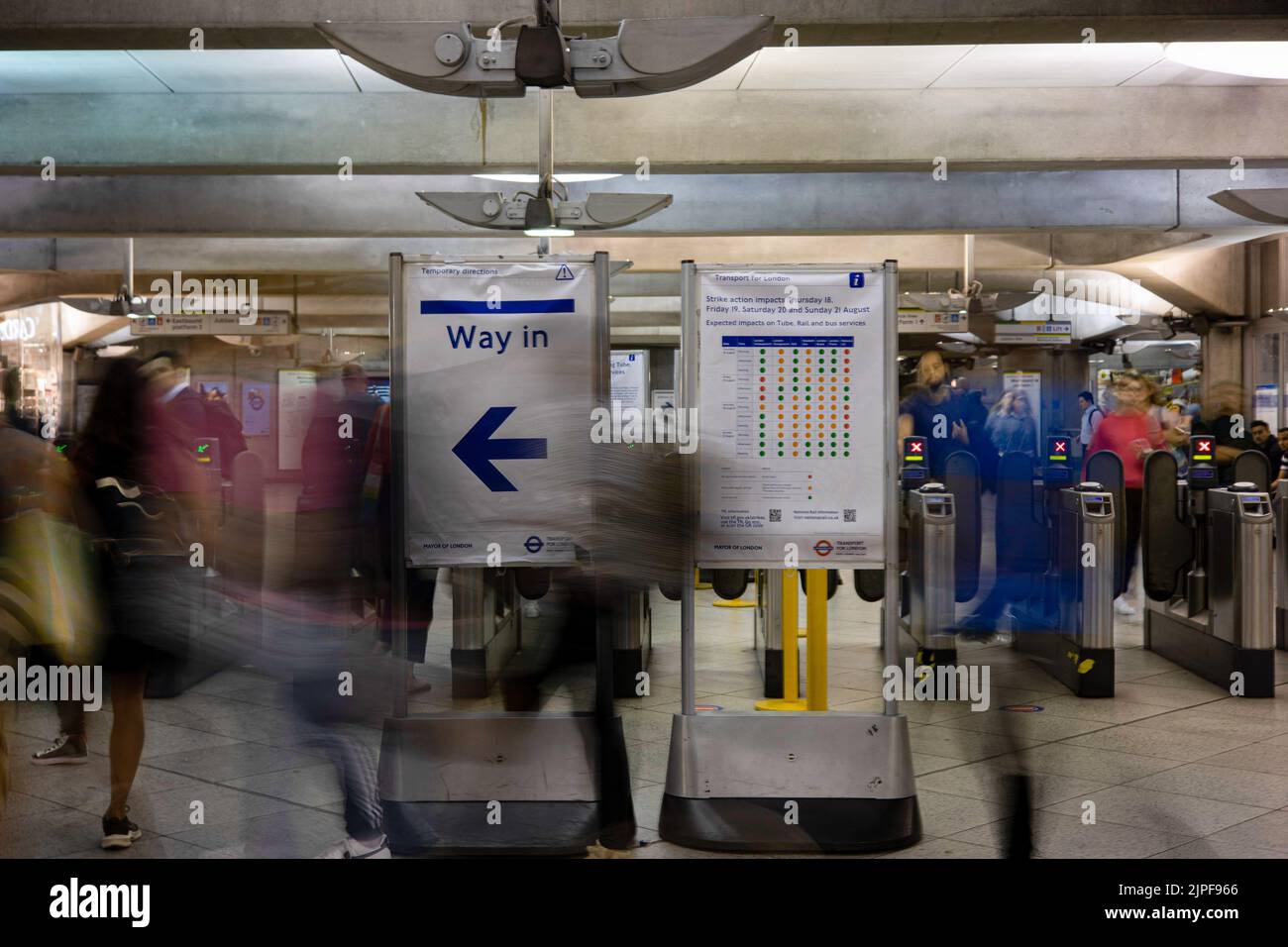 La vue des navetteurs à pied passe devant le tableau des perturbations potentielles du service dans les jours à venir en raison des actions de grève à la station de métro de Westminster. Londres et le reste du Royaume-Uni ont adopté la plus grande grève des transports cet été à partir de jeudi pendant 3 jours. Le personnel de différents syndicats, comme le Syndicat national des travailleurs du rail, des Maritimes et du transport (RMT), l'Associated Society of Locomotive Engineers and Firemen (ASLEF) et l'Association du personnel salarié du transport (TSSA), sont des actions industrielles qui coopèrent pour causer des perturbations importantes dans le transport des navetteurs et Banque D'Images