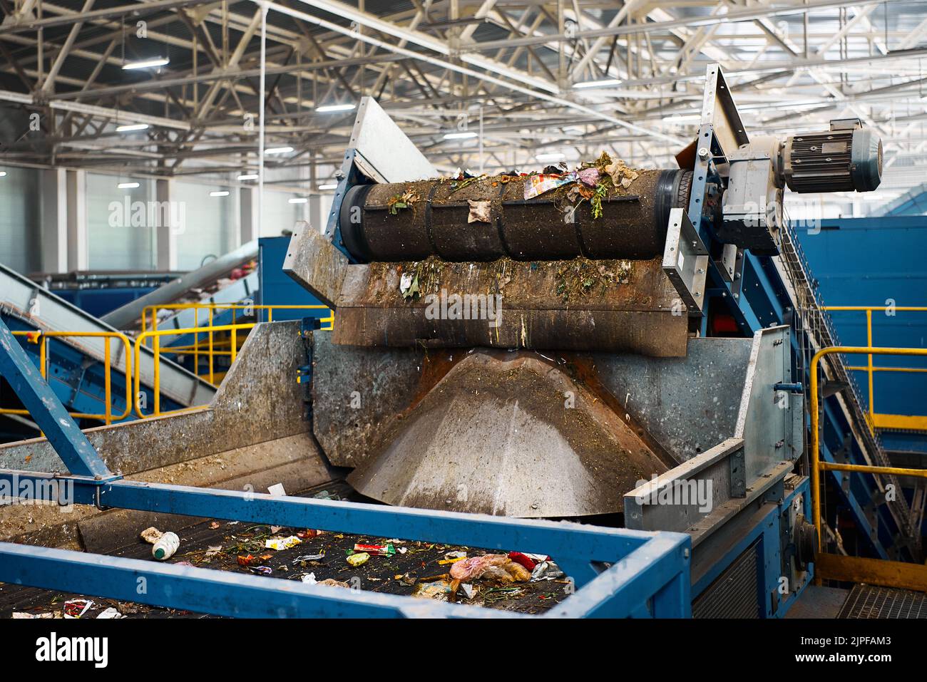 Chaîne de production avec convoyeurs à l'usine de recyclage des déchets Banque D'Images