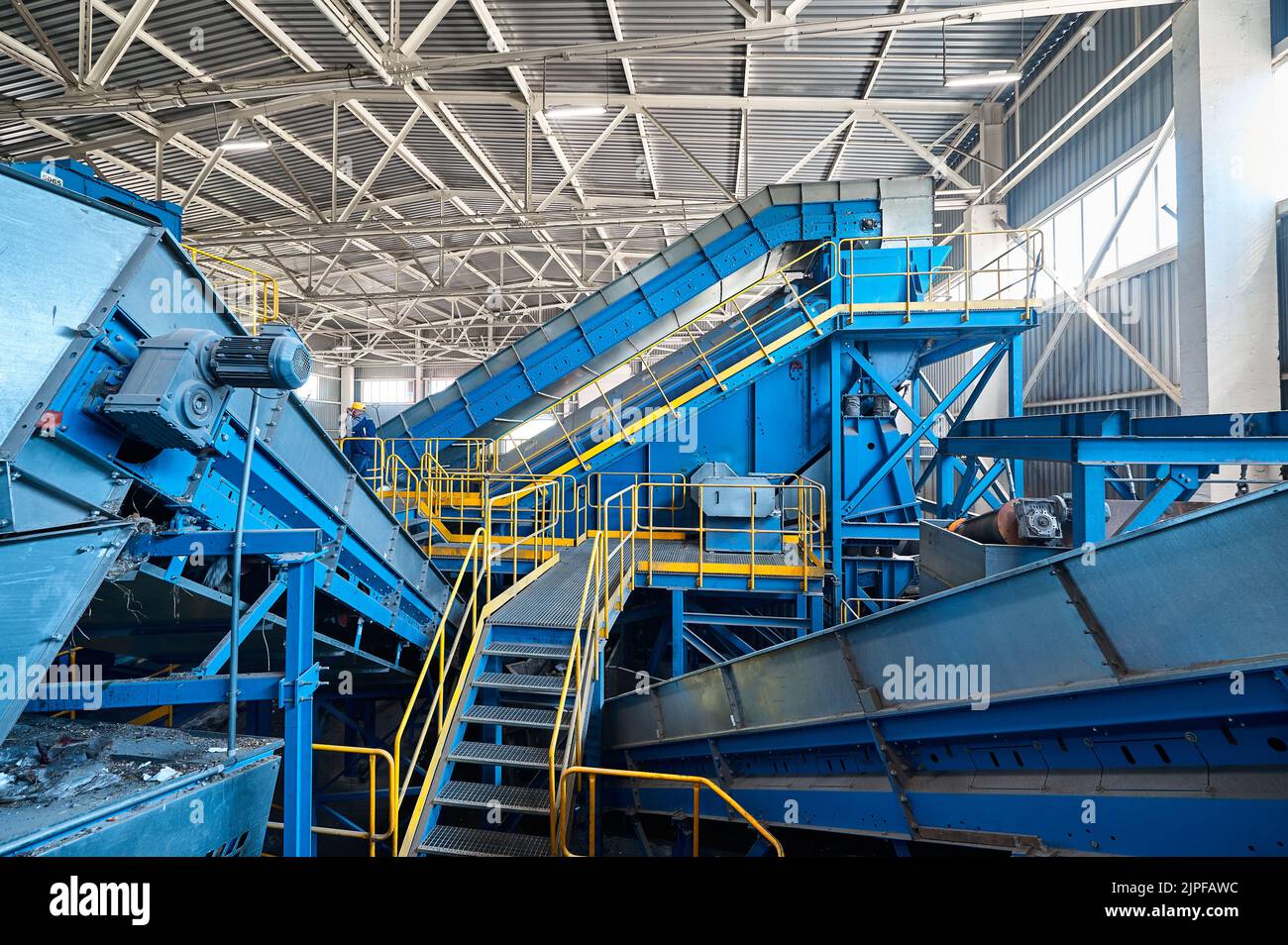 Système de convoyeurs transportant des déchets à l'usine de traitement des déchets Banque D'Images