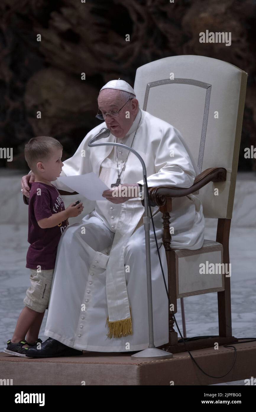 Vatican, Vatican, le 17 août 2022. Un enfant va au Pape François pendant l'audience générale hebdomadaire dans la salle Paul VI. Crédit: Maria Grazia Picciarella/Alay Live News Banque D'Images