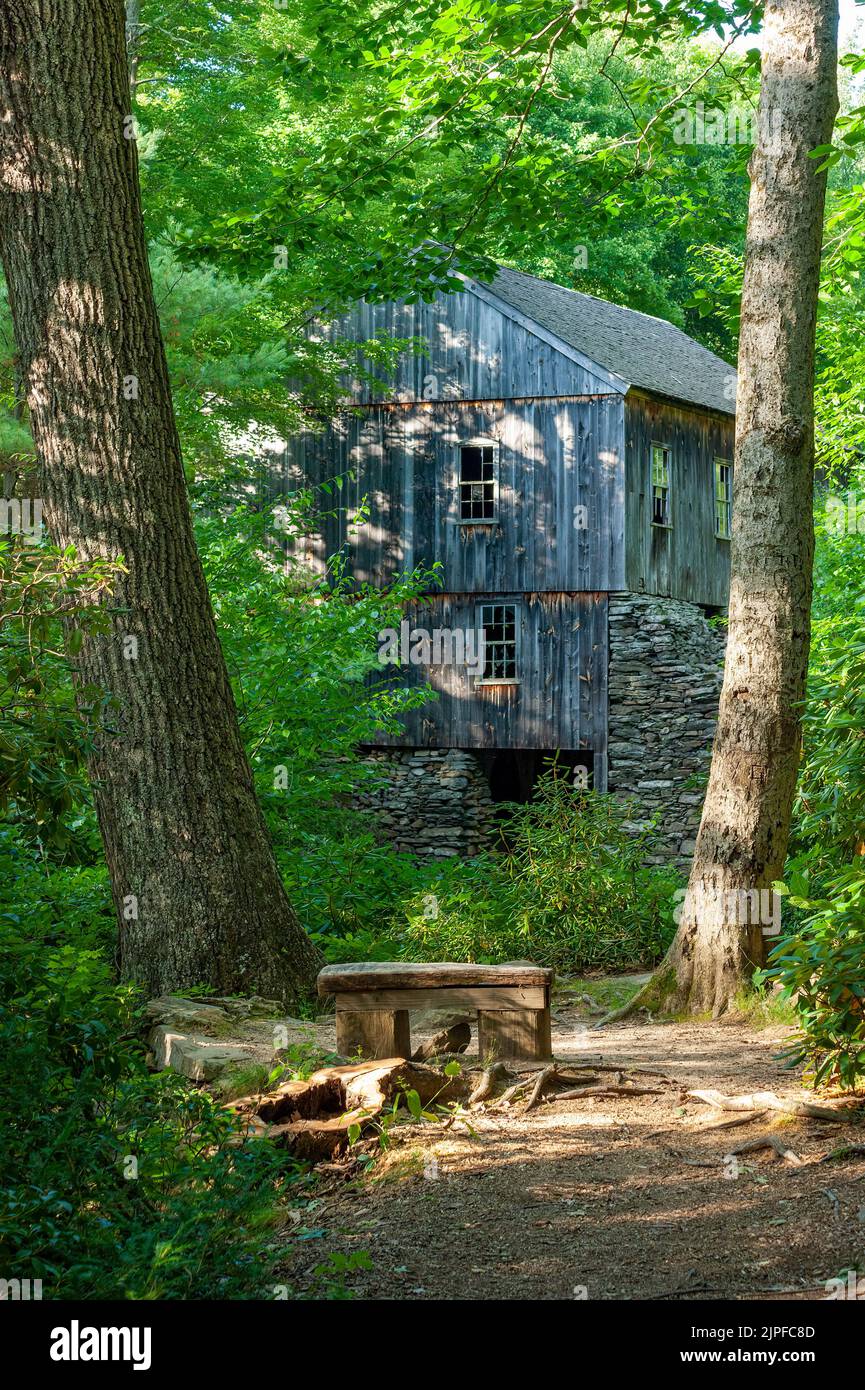 La vieille scierie reconstruite à Paxton ma, construite à l'origine en 1747, vue depuis le point d'observation Artist Overlook. Moore State Park, Paxton, Massachusetts Banque D'Images