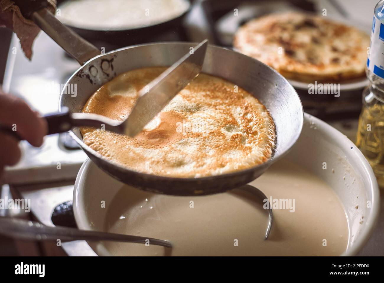 Grand-mère faire des crêpes Banque D'Images