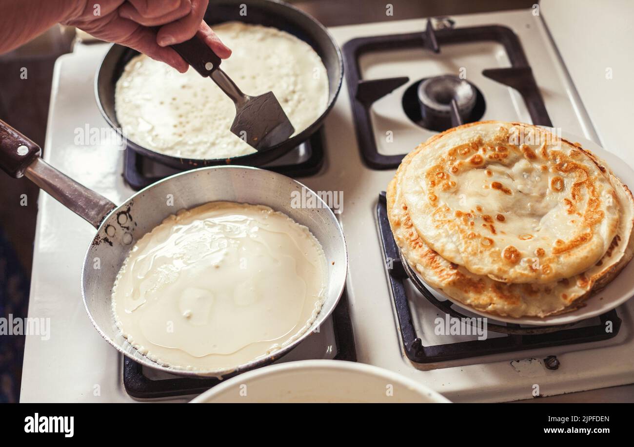 Grand-mère faire des crêpes Banque D'Images