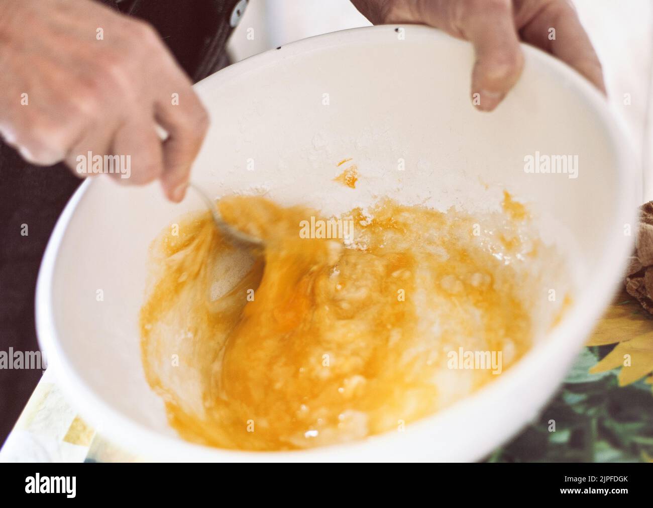 Grand-mère préparant de la pâte pour des crêpes Banque D'Images