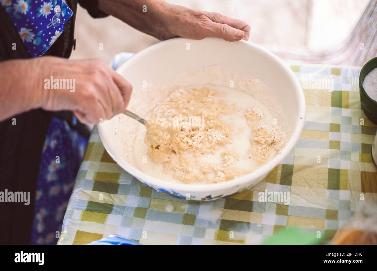 Grand-mère préparant de la pâte pour des crêpes Banque D'Images