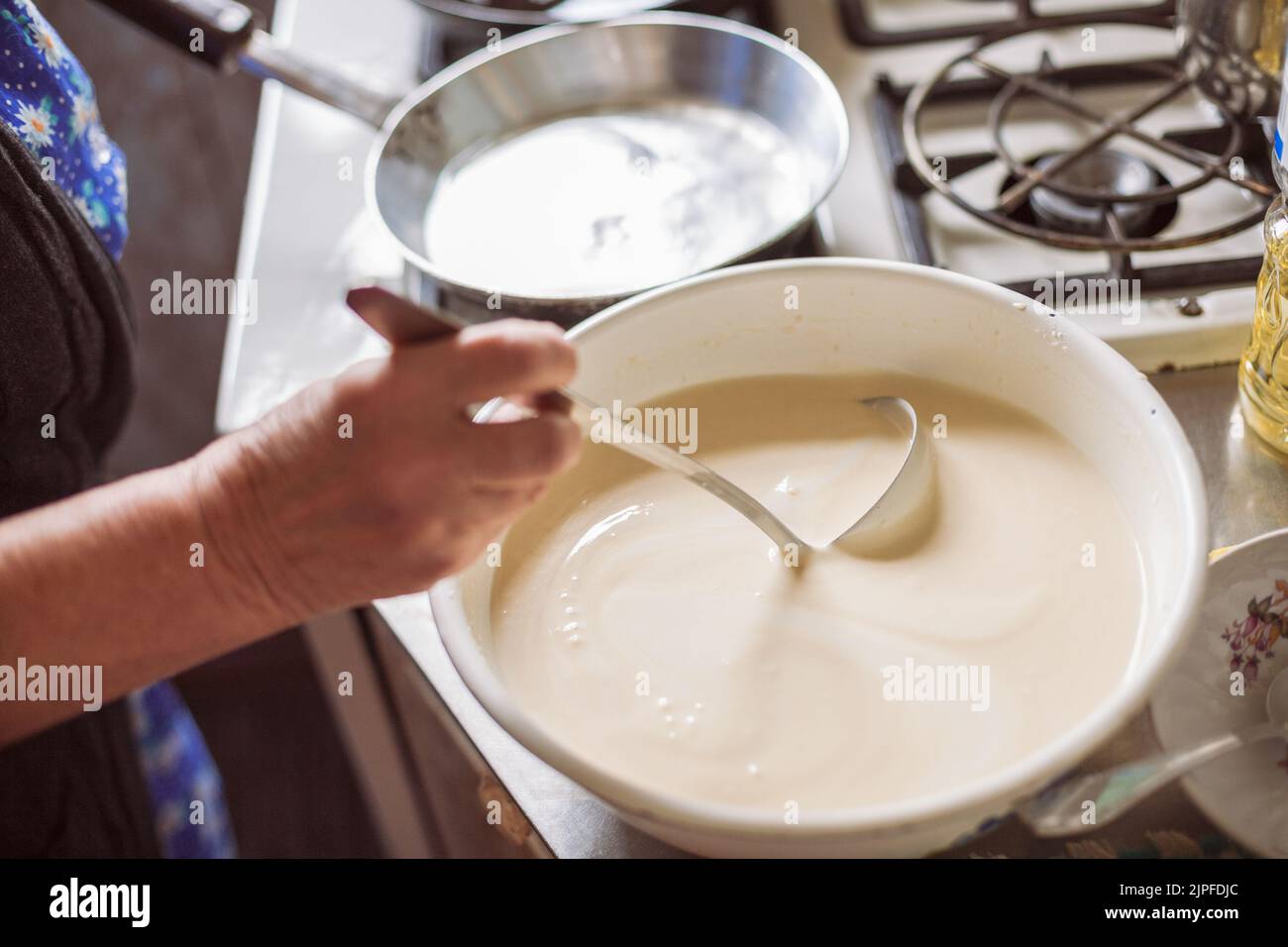 Grand-mère faire des crêpes Banque D'Images