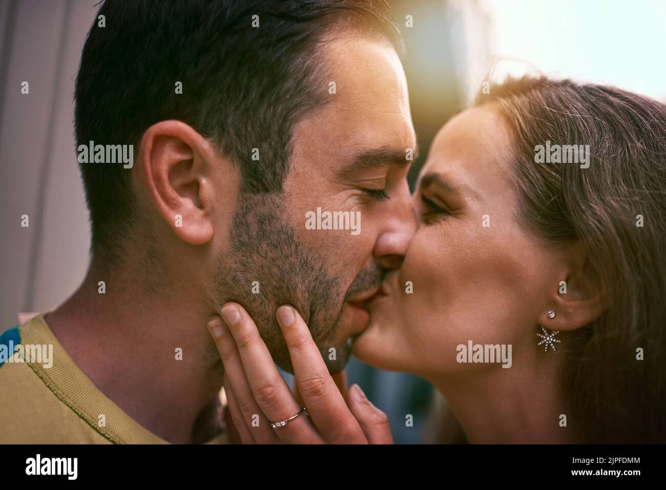 Qui a besoin de mots quand il y a des baisers. Un jeune couple heureux partageant un moment affectueux en plein air. Banque D'Images