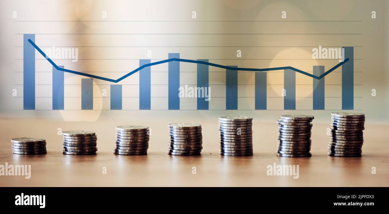 . Marché boursier ou croissance économique, graphique à barres de la ligne d'inflation et gouvernance financière ou conformité avec les pièces de monnaie sur la table d'affaires. Augmentation de Banque D'Images