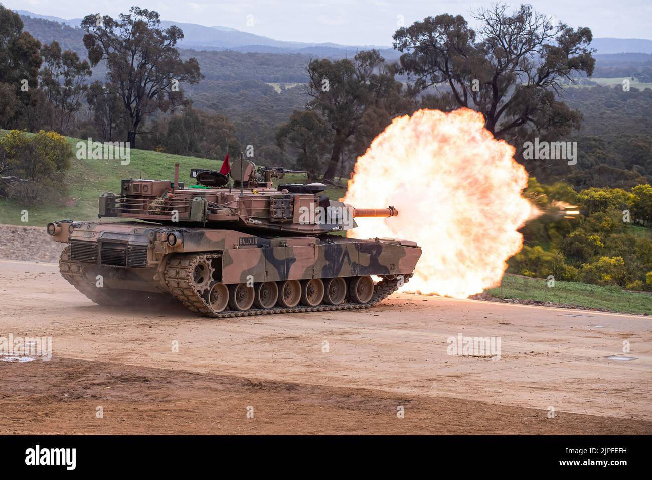 Un char d'Abrams s'enflamme lors d'une démonstration de puissance de feu de l'armée pour les clients et les familles à Puckapunyal Range dans le Victoria. L'armée australienne a présenté une exposition de puissance de feu pour les clients et les familles à Puckapunyal Range, en Australie. L'exposition comprenait des chars d'Adrams et de l'artillerie en train d'être tirés sur des cibles mobiles et fixes. Environ 400 personnes ont assisté à l'événement, des enfants de l'école primaire locale aux grands-parents de soldats. Banque D'Images