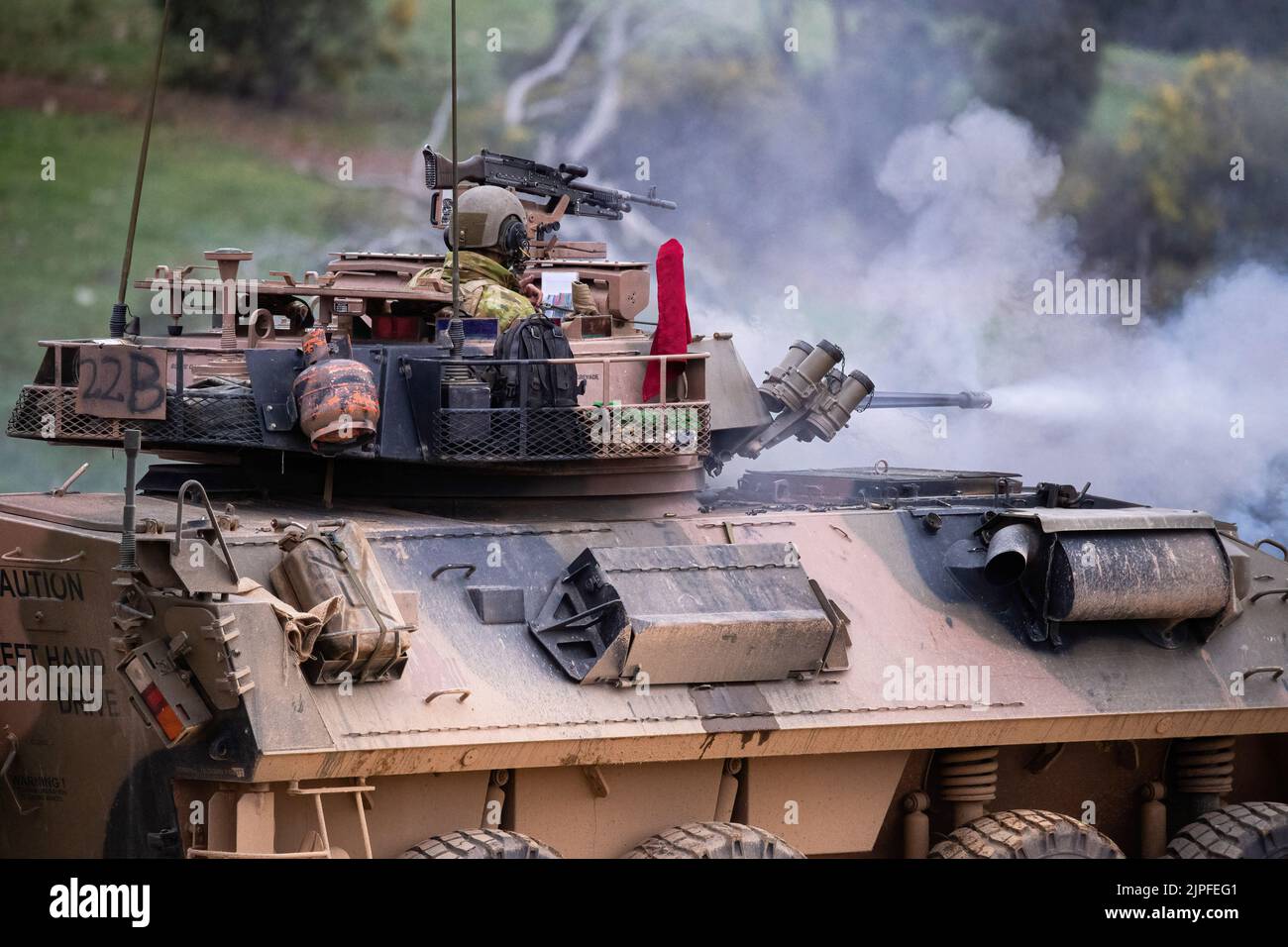 Un membre de l'équipage tire une mitrailleuse de calibre 50 d'un véhicule blindé léger australien lors d'une démonstration de puissance de feu de l'armée pour les clients et les familles à Puckapunyal Range, dans le Victoria. L'armée australienne a présenté une exposition de puissance de feu pour les clients et les familles à Puckapunyal Range, en Australie. L'exposition comprenait des chars d'Adrams et de l'artillerie en train d'être tirés sur des cibles mobiles et fixes. Environ 400 personnes ont assisté à l'événement, des enfants de l'école primaire locale aux grands-parents de soldats. Banque D'Images