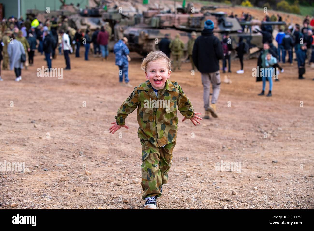 La jeune Maddie de Puckapunyal vérifie ce que son père fait dans son propre uniforme militaire lors d'une démonstration de puissance de feu de l'armée pour les invités et les familles à Puckapunyal Range à Victoria. L'armée australienne a présenté une exposition de puissance de feu pour les clients et les familles à Puckapunyal Range, en Australie. L'exposition comprenait des chars d'Adrams et de l'artillerie en train d'être tirés sur des cibles mobiles et fixes. Environ 400 personnes ont assisté à l'événement, des enfants de l'école primaire locale aux grands-parents de soldats. (Photo de Michael Currie/SOPA Images/Sipa USA) Banque D'Images