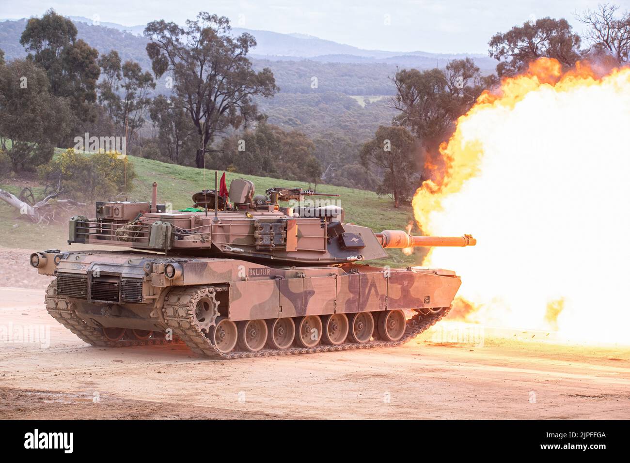 Puckapunyal, Australie. 5th août 2022. Un char d'Abrams s'enflamme lors d'une démonstration de puissance de feu de l'armée pour les clients et les familles à Puckapunyal Range dans le Victoria. L'armée australienne a présenté une exposition de puissance de feu pour les clients et les familles à Puckapunyal Range, en Australie. L'exposition comprenait des chars d'Adrams et de l'artillerie en train d'être tirés sur des cibles mobiles et fixes. Environ 400 personnes ont assisté à l'événement, des enfants de l'école primaire locale aux grands-parents de soldats. (Image de crédit : © Michael Currie/SOPA Images via ZUMA Press Wire) Banque D'Images