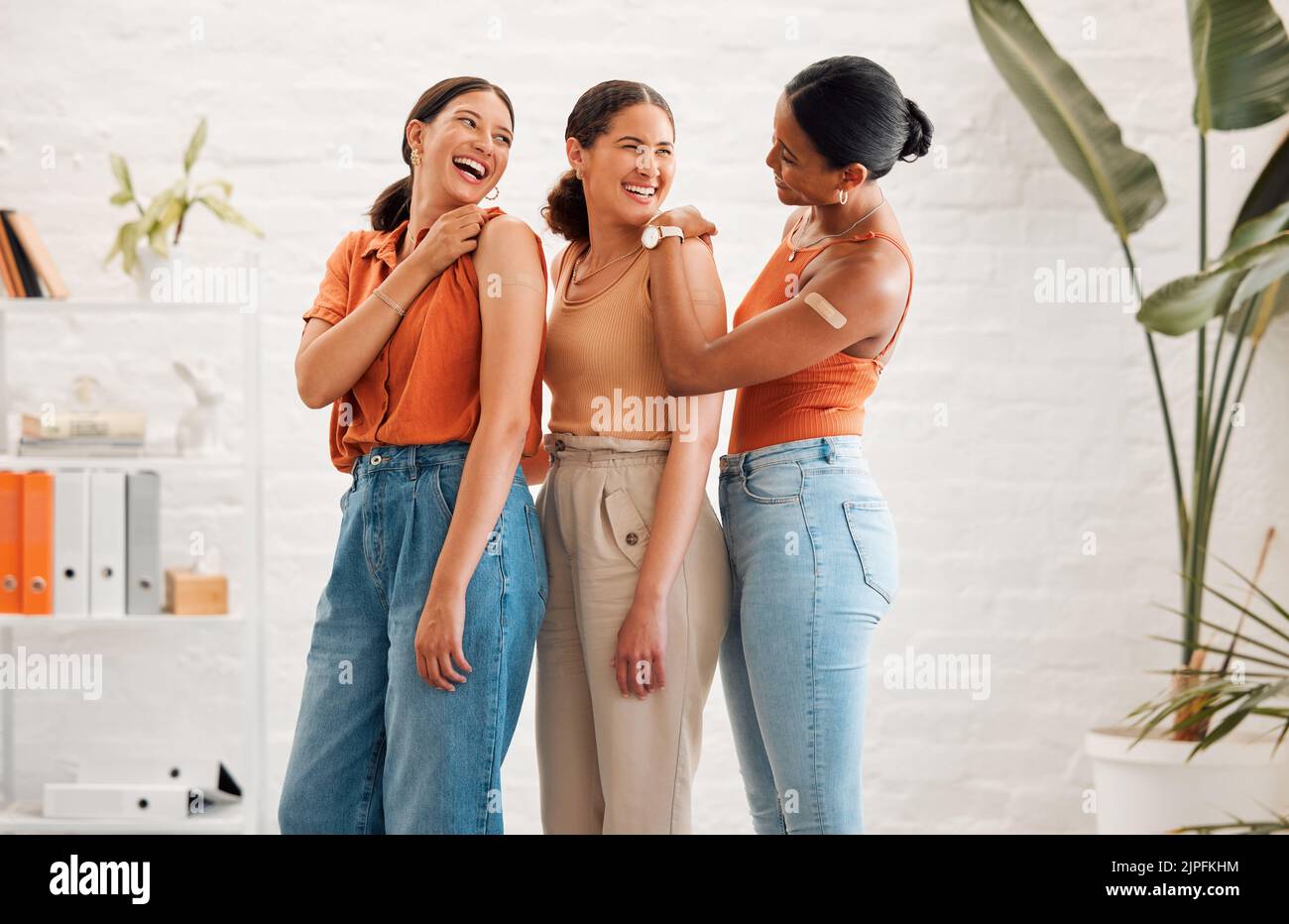 Les amies féminines après avoir reçu le vaccin Covid, heureux et souriant, approuvant l'injection d'immunité montrant des bras de plâtre de bandaid. Diverses femmes Banque D'Images