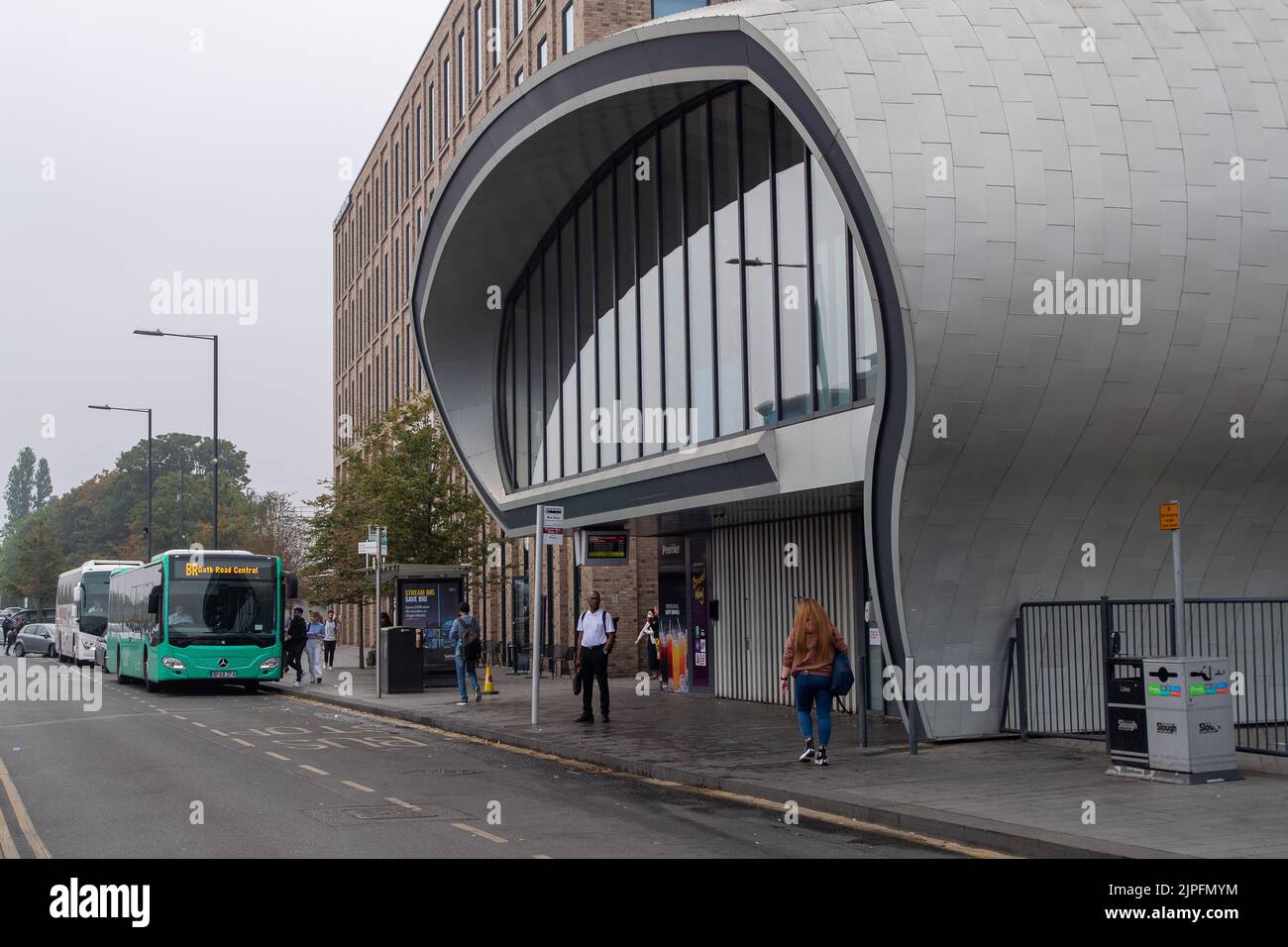 Slough, Berkshire, Royaume-Uni. 17th août 2022. Le trajet du matin à Slough est tellement plus calme après Covid-19 que beaucoup de gens n'ont pas retourné travailler dans les bureaux et au lieu de travail à la maison la plupart des jours ou de façon permanente. Crédit : Maureen McLean/Alay Banque D'Images