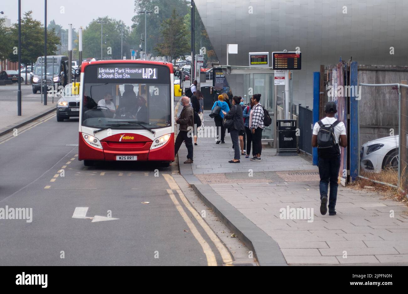 Slough, Berkshire, Royaume-Uni. 17th août 2022. Le trajet du matin à Slough est tellement plus calme après Covid-19 que beaucoup de gens n'ont pas retourné travailler dans les bureaux et au lieu de travail à la maison la plupart des jours ou de façon permanente. Crédit : Maureen McLean/Alay Banque D'Images