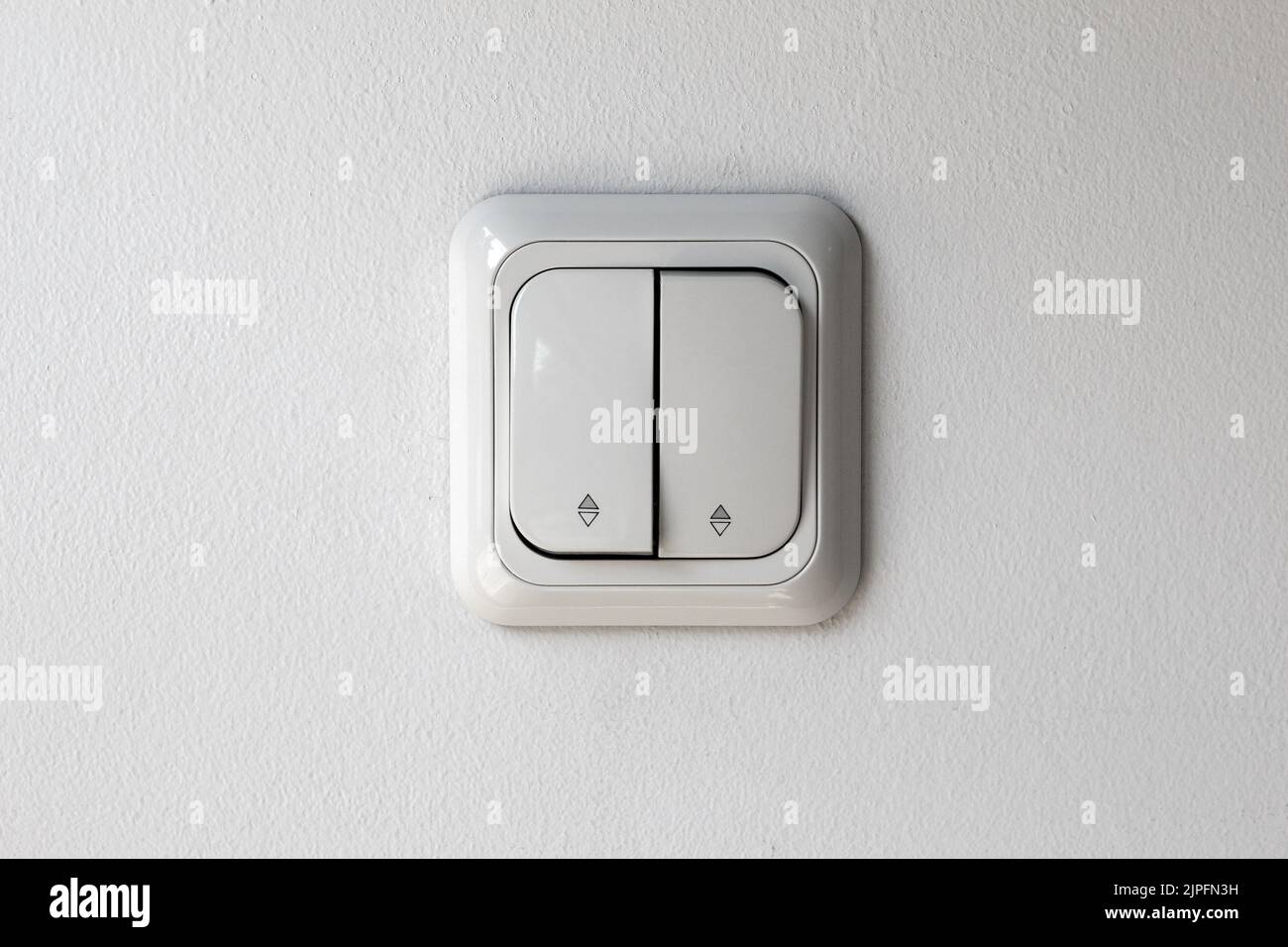 Panneau de commande d'éclairage, blanc sur mur blanc, vue avant Banque D'Images