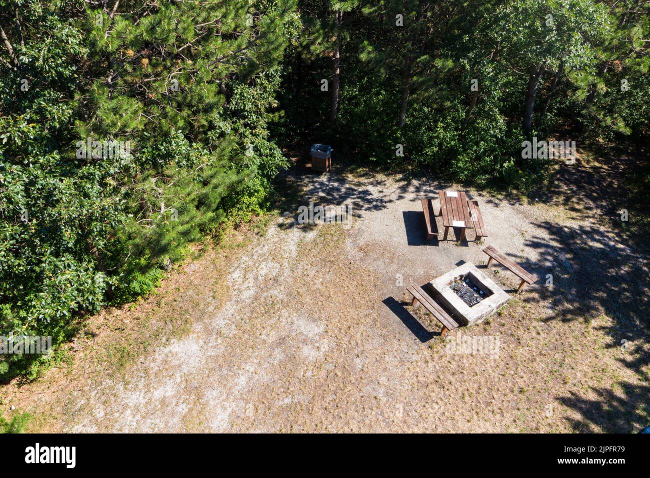Vue de dessus de la place de feu de camp et bancs en bois avec table, lieu de repos en forêt, Becsi-domb, Sopron, Hongrie Banque D'Images