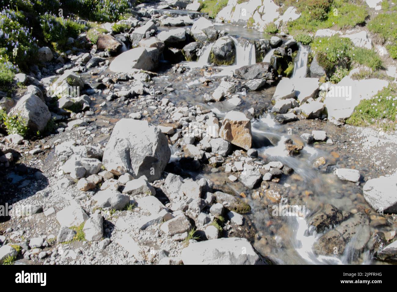 La vue en grand angle de la rivière qui coule à travers les rochers par une journée ensoleillée Banque D'Images