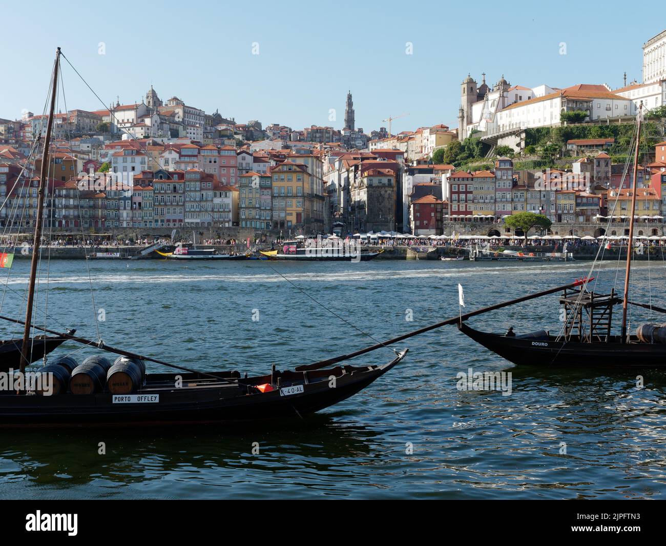 Bateaux traditionnels sur le fleuve Douro avec le bord de la rivière aka Ribeira zone de Porto derrière. Portugal. Banque D'Images