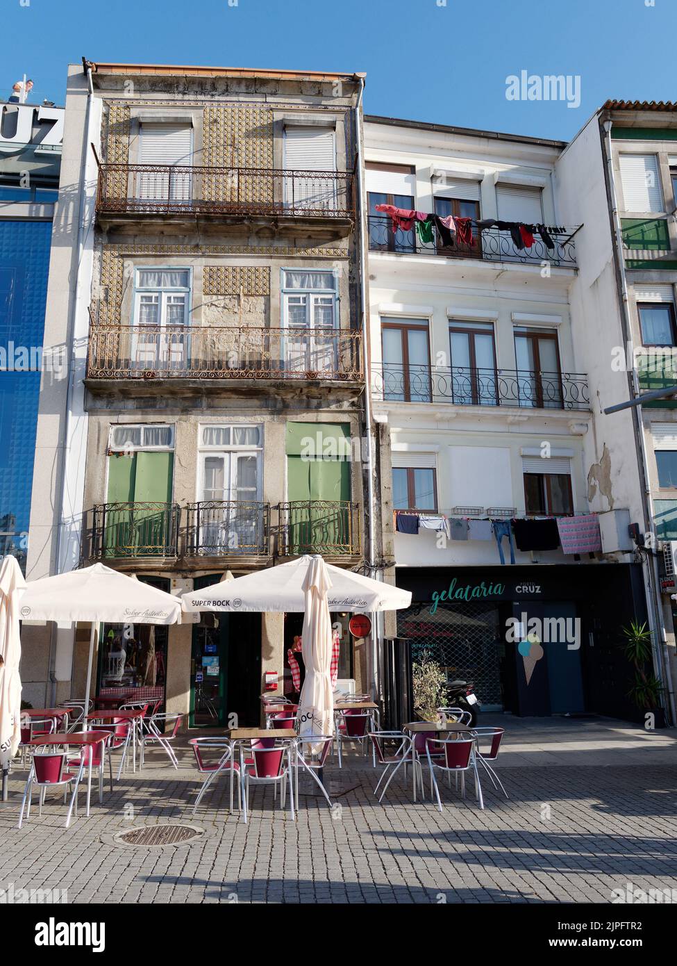 Café et bâtiments colorés à Vila Nova de Gaia, une ville de l'autre côté de la rivière Duoro de Porto, Portugal. Banque D'Images
