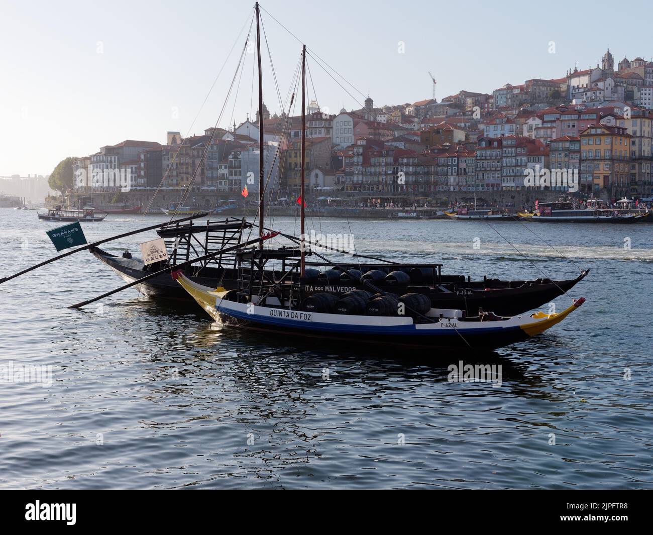 Bateaux traditionnels sur le fleuve Douro avec le bord de la rivière aka Ribeira zone de Porto derrière. Portugal. Banque D'Images